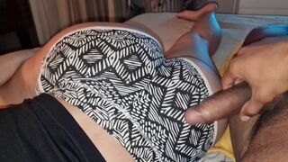 Nevelő fia megtanít dugni a kicsike kanapén zaj nélkül, hogy a szüleim ne hallják a nyögéseimet