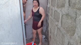 Filipina spiné kinti fürdés közben durván meghágva