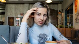 Távirányítós műpéló egy zsúfolt kávézóban - Letty black