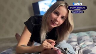 Amatőr világos szőke hölgyemény vad cumizása méretes fasszal