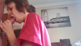 Göndör hajú milf cumizza és kézimunkázza a farkamat amíg elélvezek