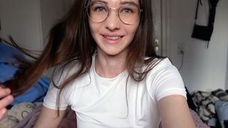 Ártatlan tini alaposan döngeti nagyajkú punciját cowboy szerkóban!
