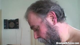 Tini vörös spiné cidázza és lovagol a nagypapa farkán