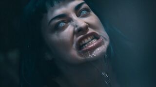 Szexy Kék Hajú Punk Csajszi Átváltozása - Jewelz Blu a Parasited Csatornán Vadul Mag Numb-bal